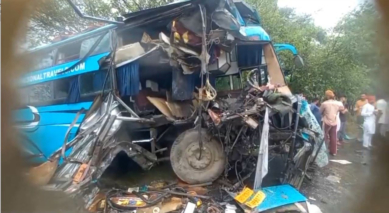 Barnala road accident, collision between a sleeper bus and a truck, Barnala-Ludhiana main road, ਸੜਕ ਹਾਦਸਾ, ਬਰਨਾਲਾ ਸੜਕ ਹਾਦਸਾ, ਬੱਸ ਤੇ ਟਰੱਕ ਵਿੱਚ ਟੱਕਰ, ਸੜਕ ਹਾਦਸੇ ਵਿੱਚ ਮੌਤ, ਬਰਨਾਲਾ-ਲੁਧਿਆਣਾ ਰੋਡ, ਪੰਜਾਬ ਨਿਊਜ਼, ਪੰਜਾਬ ਵਿੱਚ ਸੜਕ ਹਾਦਸੇ, ਪੰਜਾਬੀ ਖ਼ਬਰਾਂ, ਪੰਜਾਬ ਨਿਊਜ਼