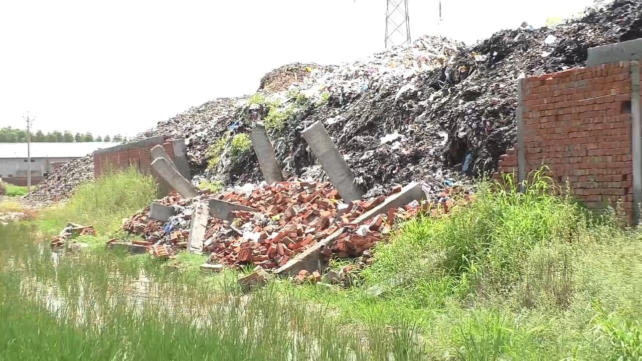 Farmers are upset due to piles of garbage in the fields, the paddy crop is getting damaged