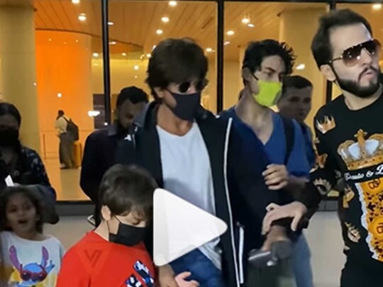 Shah Rukh Khan VIDEO: ਸ਼ਾਹਰੁਖ ਖਾਨ ਨੂੰ ਫੈਨ 'ਤੇ ਆਇਆ ਗੁੱਸਾ, ਬੇਟੇ ਆਰੀਅਨ ਨੇ ਇੰਝ ਕੀਤਾ ਸ਼ਾਂਤ