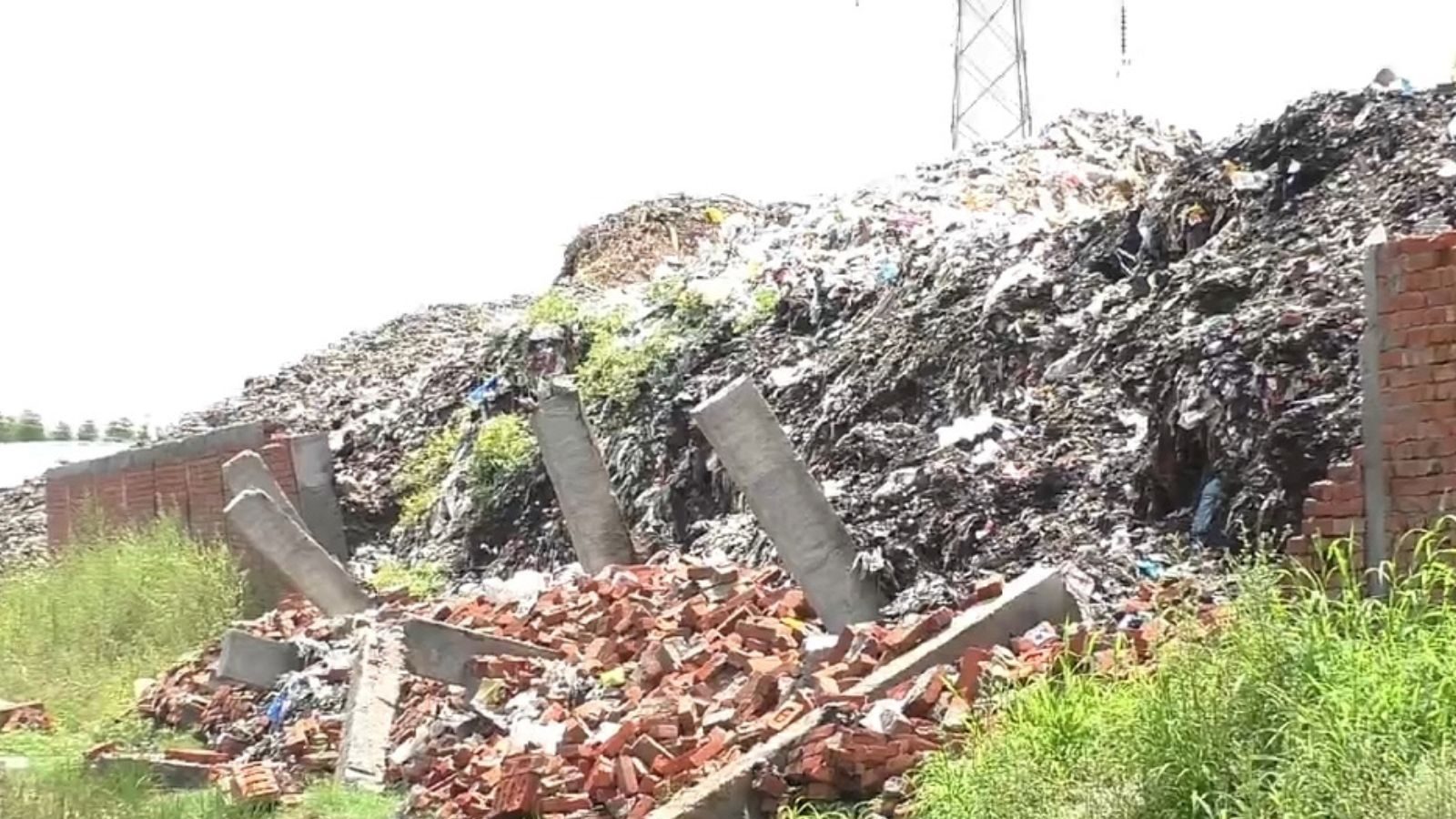 Farmers are upset due to piles of garbage in the fields, the paddy crop is getting damaged