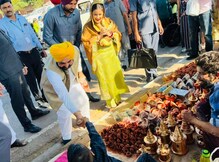 ਮੁੱਖ ਮੰਤਰੀ ਭਗਵੰਤ ਮਾਨ ਨੇ ਆਪਣੀ ਪਤਨੀ ਦੇ ਨਾਲ ਮੋਹਾਲੀ 'ਚ ਮਿੱਟੀ ਦੇ ਦੀਵੇ ਖਰੀਦੇ ਮੁੱਖ ਮੰਤਰੀ ਭਗਵੰਤ ਮਾਨ ਨੇ ਆਪਣੀ ਪਤਨੀ ਦੇ ਨਾਲ ਮੋਹਾਲੀ 'ਚ ਮਿੱਟੀ ਦੇ ਦੀਵੇ ਖਰੀਦੇ