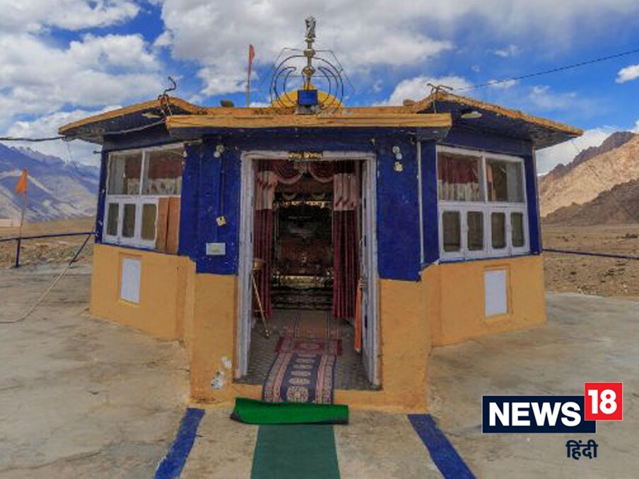  ਗੁਰਦੁਆਰਾ ਪੱਥਰ ਸਾਹਿਬ ਇੱਕ ਸਤਿਕਾਰਯੋਗ ਸਥਾਨ ਹੈ ਜਿੱਥੇ ਸਿੱਖ ਧਰਮ ਦੇ ਬਾਨੀ ਗੁਰੂ ਨਾਨਕ ਦੇਵ ਜੀ ਨੇ ਇੱਕ ਭੂਤ ਨੂੰ ਜਿੱਤਿਆ ਸੀ। ਮਿਥਿਹਾਸਕ ਮਾਨਤਾਵਾਂ ਅਨੁਸਾਰ, ਜਦੋਂ ਗੁਰੂ ਨਾਨਕ ਦੇਵ ਜੀ ਬੈਠੇ ਅਤੇ ਸਿਮਰਨ ਕਰ ਰਹੇ ਸਨ, ਤਾਂ ਇੱਕ ਦੈਂਤ ਨੇ ਉਨ੍ਹਾਂ ਦੀ ਪ੍ਰਾਰਥਨਾ ਵਿੱਚ ਰੁਕਾਵਟ ਪਾਉਣ ਲਈ ਉਨ੍ਹਾਂ 'ਤੇ ਇੱਕ ਵੱਡੀ ਚੱਟਾਨ ਸੁੱਟ ਦਿੱਤੀ, ਪਰ ਗੁਰੂ ਨਾਨਕ ਦੇਵ ਜੀ ਦੇ ਸਰੀਰ ਨੂੰ ਛੂਹਦੇ ਹੀ ਪੱਥਰ ਨਰਮ ਮੋਮ ਵਿੱਚ ਬਦਲ ਗਿਆ। ਹਾਲਾਂਕਿ, ਗੁਰੂ ਨਾਨਕ ਦੇਵ ਜੀ ਦੇ ਸਰੀਰ ਦਾ ਪਿਛਲਾ ਹਿੱਸਾ ਪੱਥਰ ਵਿੱਚ ਫਸ ਗਿਆ। ਅੱਜ ਵੀ ਗੁਰੂ ਨਾਨਕ ਦੇਵ ਜੀ ਦੇ ਸਰੀਰ ਦਾ ਨਿਸ਼ਾਨ ਪੱਥਰ 'ਤੇ ਮੌਜੂਦ ਹੈ। (Image-shutterstock)