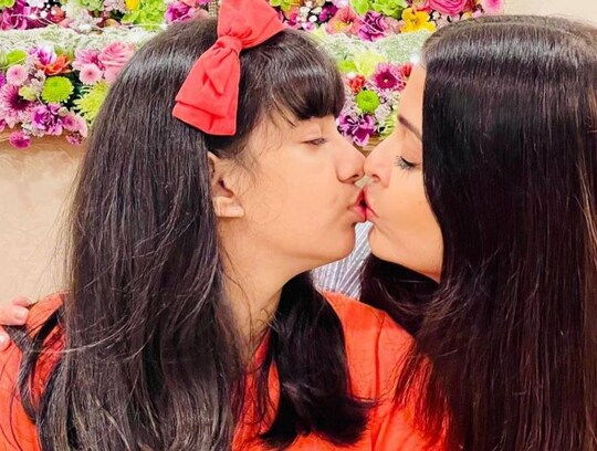 Aaradhya's 11th birthday: ਬੇਟੀ ਆਰਾਧਿਆ ਦੇ 11ਵੇਂ ਜਨਮਦਿਨ 'ਤੇ ਐਸ਼ਵਰਿਆ ਰਾਏ ਬੱਚਨ ਪੋਸਟ ਨੇ ਲਿਖਿਆ, "ਮੇਰਾ ਪਿਆਰ... ਮੇਰੀ ਜ਼ਿੰਦਗੀ... ਮੈਂ ਤੈਨੂੰ ਪਿਆਰ ਕਰਦਾ ਹਾਂ, ਮੇਰੀ ਆਰਾਧਿਆ।" ਇਸਦੇ ਨਾਲ ਹੀ ਉਸਨੇ ਆਪਣੇ ਕੈਪਸ਼ਨ ਵਿੱਚ ਆਪਣੇ ਦਿਲ ਅਤੇ ਅੱਖਾਂ ਵਿੱਚ ਪਿਆਰ ਵਾਲੇ ਕਈ ਇਮੋਜੀਸ ਦੀ ਵਰਤੋਂ ਵੀ ਕੀਤੀ। ਇਸ ਦੇ ਨਾਲ ਹੀ ਤਸਵੀਰ 'ਚ ਦੇਖਿਆ ਜਾ ਸਕਦਾ ਹੈ ਕਿ ਐਸ਼ਵਰਿਆ ਆਪਣੀ ਬੇਟੀ ਨੂੰ ਕਿੱਸ ਕਰ ਰਹੀ ਹੈ।
