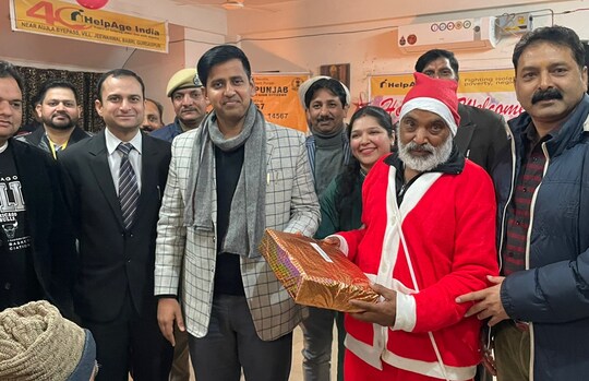 ਬਜ਼ੁਰਗਾਂ ਅਤੇ ਬੱਚਿਆਂ ਨਾਲ ਕ੍ਰਿਸਮਿਸ ਮਨਾਉਂਦੇ ਹੋਏ ਡੀਸੀ ਗੁਰਦਾਸਪੁਰ