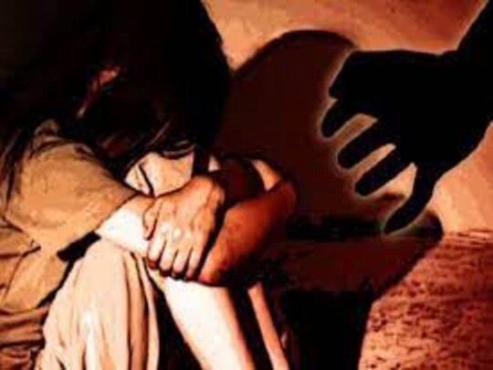 Ranchi Crime News: ਨਾਬਾਲਗ ਲੜਕੀ ਨਾਲ ਸਮੂਹਿਕ ਬਲਾਤਕਾਰ ਦੀ ਸਨਸਨੀਖੇਜ਼ ਘਟਨਾ ਸਾਹਮਣੇ ਆਈ ਹੈ। ਇਹ ਘਿਨਾਉਣੀ ਹਰਕਤ ਕਿਸੇ ਹੋਰ ਨੇ ਨਹੀਂ ਬਲਕਿ ਨਾਬਾਲਗ ਦੇ ਦੋਸਤ ਨੇ ਇੱਕ ਹੋਰ ਲੜਕੇ ਨਾਲ ਮਿਲ ਕੇ ਕੀਤੀ ਹੈ। ਮਾਮਲੇ ਦੀ ਸੂਚਨਾ ਮਿਲਦੇ ਹੀ ਪੁਲਿਸ ਸਰਗਰਮ ਹੋ ਗਈ ਅਤੇ ਛਾਪੇਮਾਰੀ ਕਰਕੇ ਬੱਚੀ ਨੂੰ ਛੁਡਵਾਇਆ।