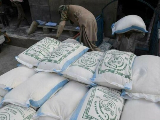 Inflation in Pakistan: ਆਟੇ ਦੀ ਕੀਮਤ ਹੁਣ 150 ਰੁਪਏ ਪ੍ਰਤੀ ਕਿਲੋ ਤੱਕ ਪਹੁੰਚਣ ਜਾ ਰਹੀ ਹੈ। ਇਸ ਸਮੇਂ 100 ਕਿਲੋ ਆਟੇ ਦੀ ਬੋਰੀ ਦੀ ਕੀਮਤ 12,000 ਰੁਪਏ ਨੂੰ ਪਾਰ ਕਰ ਗਈ ਹੈ। ਸਿੰਧ 'ਚ ਇਕ ਹਫਤਾ ਪਹਿਲਾਂ ਆਟਾ 104 ਰੁਪਏ ਅਤੇ ਪਿਛਲੇ ਮਹੀਨੇ 96 ਤੋਂ 115 ਰੁਪਏ ਪ੍ਰਤੀ ਕਿਲੋ 'ਤੇ ਮਿਲਦਾ ਸੀ।