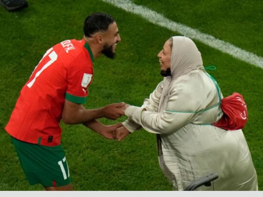 FIFA World Cup: ਇਤਿਹਾਸਕ ਜਿੱਤ ਮਗਰੋਂ ਮੋਰੱਕੋ ਦਾ ਇਹ ਖਿਡਾਰੀ ਆਪਣੀ ਮਾਂ ਨਾਲ ਮੈਦਾਨ 'ਤੇ ਨੱਚਣ ਲੱਗਾ, ਵੀਡੀਓ ਵਾਇਰਲ