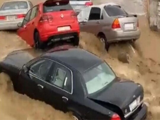 Heavy Rain in Saudi Arabia: ਮੱਕਾ 'ਚ ਕੱਲ੍ਹ ਹੋਈ ਬਾਰਿਸ਼ ਅਤੇ ਜੇਦਾਹ 'ਚ ਤੂਫਾਨ ਆਉਣ ਦੀ ਚਿਤਾਵਨੀ ਤੋਂ ਬਾਅਦ ਸ਼ਹਿਰ ਦੇ ਸਕੂਲ ਬੰਦ ਕਰ ਦਿੱਤੇ ਗਏ। ਇਸ ਦੌਰਾਨ, ਸਾਊਦੀ ਦੀਆਂ 2 ਸਭ ਤੋਂ ਮਸ਼ਹੂਰ ਯੂਨੀਵਰਸਿਟੀਆਂ, ਕਿੰਗ ਅਬਦੁਲ ਅਜ਼ੀਜ਼ ਯੂਨੀਵਰਸਿਟੀ ਅਤੇ ਜੇਦਾਹ ਯੂਨੀਵਰਸਿਟੀ ਨੇ ਅੱਜ ਲਈ ਨਿਰਧਾਰਤ ਪਹਿਲੇ ਸਮੈਸਟਰ ਲਈ ਆਪਣੀਆਂ ਅੰਤਿਮ ਪ੍ਰੀਖਿਆਵਾਂ ਮੁਲਤਵੀ ਕਰ ਦਿੱਤੀਆਂ ਹਨ।