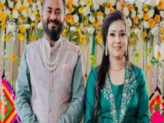 ਨਰਿੰਦਰ ਸਵਨਾ ਅਤੇ ਹੋਣ ਵਾਲੀ ਪਤਨੀ ਖੁਸ਼ਬੂ ਨੇ ਕੱਟ ਕੱਟਿਆ ਅਤੇ ਪੰਜਾਬੀ ਗੀਤਾਂ 'ਤੇ ਨੱਚ ਕੇ ਖੁਸ਼ੀ ਮਨਾਈ।