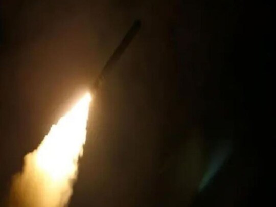 Israel Attacked Syria: ਇਜ਼ਰਾਈਲ ਨੇ ਇੱਕ ਵਾਰ ਫਿਰ ਸੀਰੀਆ 'ਤੇ ਹਮਲਾ ਕੀਤਾ ਹੈ। ਦੇਰ ਰਾਤ ਇਜ਼ਰਾਇਲੀ ਲੜਾਕੂ ਜਹਾਜ਼ਾਂ ਨੇ ਸੀਰੀਆ ਦੀ ਰਾਜਧਾਨੀ ਦਮਿਸ਼ਕ ਦੇ ਅੰਤਰਰਾਸ਼ਟਰੀ ਹਵਾਈ ਅੱਡੇ 'ਤੇ ਮਿਜ਼ਾਈਲਾਂ ਦਾਗੀਆਂ। ਮੀਡੀਆ ਰਿਪੋਰਟਾਂ 'ਚ ਦੱਸਿਆ ਗਿਆ ਕਿ ਰਾਤ 2 ਵਜੇ ਇਜ਼ਰਾਈਲ ਨੇ ਸੀਰੀਆ 'ਤੇ ਹਮਲਾ ਕੀਤਾ।