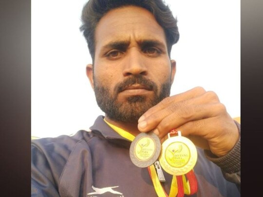 Rajasthan Sports News: ਗੋਲਡ ਮੈਡਲ ਜੇਤੂ ਪੈਰਾ ਖਿਡਾਰੀ ਮੋਹਨ ਲਾਲ ਦੇ ਸਿਰ 'ਤੇ ਪਿਤਾ ਦਾ ਪਰਛਾਵਾਂ ਵੀ ਨਹੀਂ ਹੈ। ਇੱਕੋ ਘਰ ਨੂੰ ਚਲਾਉਣ ਲਈ ਉਨ੍ਹਾਂ ਨੂੰ ਮਜ਼ਦੂਰੀ ਵੀ ਕਰਨੀ ਪੈਂਦੀ ਹੈ। ਪੇਰਾ ਖਿਡਾਰੀ ਮੋਹਨ ਲਾਲ ਘਰ ਵਿੱਚ ਪੇਂਟਿੰਗ, ਪੇਂਟਿੰਗ ਅਤੇ ਪੁੱਟੀ ਦਾ ਕੰਮ ਕਰ ਰਿਹਾ ਹੈ ਤਾਂ ਜੋ ਉਹ ਆਪਣੇ ਪਰਿਵਾਰ ਦਾ ਦੋ ਵਕਤ ਦਾ ਪੇਟ ਭਰ ਸਕੇ।