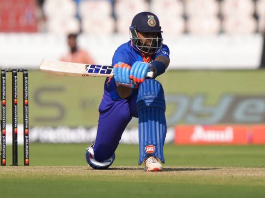 Surya Kumar Yaday in Ind Vs New Zealand: ਨਿਊਜ਼ੀਲੈਂਡ ਦੇ ਕਪਤਾਨ ਮਿਸ਼ੇਲ ਸੈਂਟਨਰ ਨੇ ਸੂਰੀਆ ਕੁਮਾਰ ਯਾਦਵ ਖਿਲਾਫ ਅਜਿਹਾ ਓਵਰ ਕੀਤਾ, ਜੋ ਟੀ-20 ਇੰਟਰਨੈਸ਼ਨਲ 'ਚ ਇਸ ਤੋਂ ਪਹਿਲਾਂ ਕਿਸੇ ਗੇਂਦਬਾਜ਼ ਨੇ ਉਨ੍ਹਾਂ ਖਿਲਾਫ ਨਹੀਂ ਕੀਤਾ ਸੀ। ਦਰਅਸਲ, ਭਾਰਤ ਦੀ ਪਾਰੀ ਦੇ ਛੇਵੇਂ ਓਵਰ ਲਈ ਆਏ ਕਪਤਾਨ ਸੈਂਟਨਰ ਨੇ 6 ਖਾਲੀ ਗੇਂਦਾਂ ਸੁੱਟੀਆਂ।