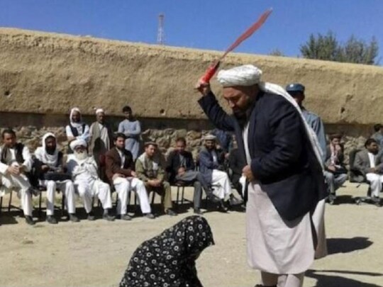 Taliban Afghanistan News: ਇਸਲਾਮੀ ਦੇਸ਼ ਵਿੱਚ ਸ਼ਰੀਆ ਕਾਨੂੰਨ ਦੇ ਤਹਿਤ, ਕੰਧਾਰ ਦੇ ਅਹਿਮਦ ਸ਼ਾਹੀ ਸਟੇਡੀਅਮ ਵਿੱਚ ਲੁੱਟ-ਖੋਹ ਅਤੇ ਸਮਲਿੰਗੀ ਸਬੰਧਾਂ (ਸਡੋਮੀ) ਦੇ ਦੋਸ਼ੀ ਨੌਂ ਨੂੰ ਜਨਤਕ ਤੌਰ 'ਤੇ ਕੋੜੇ ਮਾਰੇ ਗਏ। ਦੇਸ਼ ਦੀ ਸਮਾਚਾਰ ਏਜੰਸੀ ਟੋਲੋ ਨਿਊਜ਼ ਮੁਤਾਬਕ ਸੂਬਾਈ ਗਵਰਨਰ ਦੇ ਬੁਲਾਰੇ ਹਾਜੀ ਜ਼ੈਦ ਨੇ ਦੱਸਿਆ ਕਿ ਦੋਸ਼ੀਆਂ ਨੂੰ ਲਗਭਗ 35 ਤੋਂ 39 ਵਾਰ ਕੋੜੇ ਮਾਰੇ ਗਏ, ਜਿਸ ਦੌਰਾਨ ਅਧਿਕਾਰੀ ਅਤੇ ਸਥਾਨਕ ਨਿਵਾਸੀ ਮੌਜੂਦ ਸਨ।