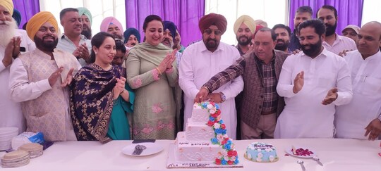 ਖ਼ੂਨਦਾਨ ਕਰਨ ਵਾਲਿਆਂ ਦੀ ਹੌਸਲਾ ਅਫਜਾਈ ਕਰਦੇ ਹੋਏ ਵਿਧਾਇਕ ਕੁਲਜੀਤ ਸਿੰਘ ਰੰਧਾਵਾ।