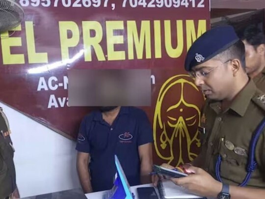 Raid in OYO Hotel in Noida: ਨੋਇਡਾ ਪੁਲਿਸ ਨੇ ਅਨੈਤਿਕ ਗਤੀਵਿਧੀਆਂ ਵਿੱਚ ਸ਼ਾਮਲ ਇੱਕ ਵੱਡੇ ਰੈਕੇਟ ਦਾ ਪਰਦਾਫਾਸ਼ ਕੀਤਾ ਹੈ। ਇਹ ਰੈਕੇਟ ਨੋਇਡਾ ਦੇ ਸੈਕਟਰ-41 ਸਥਿਤ OYO ਹੋਟਲ ਵਿੱਚ ਚੱਲ ਰਿਹਾ ਸੀ। ਪੁਲਿਸ ਨੇ ਮੌਕੇ ਤੋਂ 7 ਲੜਕੀਆਂ ਨੂੰ ਛੁਡਵਾਇਆ ਅਤੇ 4 ਲੋਕਾਂ ਨੂੰ ਗ੍ਰਿਫਤਾਰ ਕਰ ਲਿਆ।