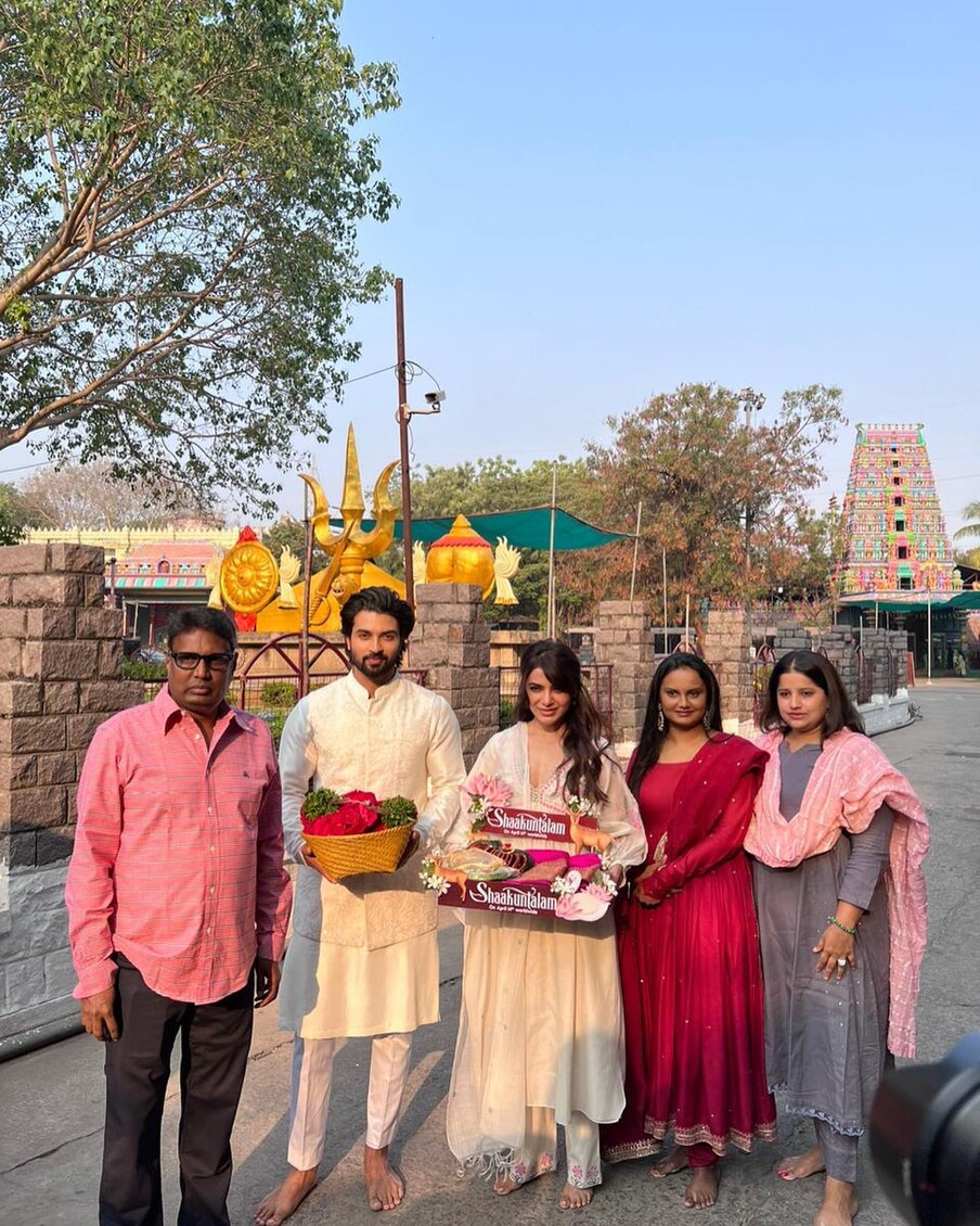  ਸਾਉਥ ਸਟਾਰ ਸਮੰਥਾ ਰੂਥ ਪ੍ਰਭੂ (samantha ruth prabhu) ਇਨ੍ਹੀਂ ਦਿਨੀਂ ਆਪਣੀ ਅਪਕਮਿੰਗ ਫਿਲਮ 'ਸ਼ਕੁੰਤਲਮ' ਦੇ ਪ੍ਰਮੋਸ਼ਨ ਦੇ ਚੱਲਦੇ ਵਿਅਸਤ ਹੈ। ਉਹ ਫਿਲਮ ਦੀ ਸਫਲਤਾ ਲਈ ਪ੍ਰਮਾਤਮਾ ਦਾ ਅਸ਼ੀਰਵਾਦ ਲੈਣ ਲਈ ਹੈਦਰਾਬਾਦ ਦੇ ਪੇਦਮਾ ਮੰਦਰ ਪਹੁੰਚੀ। ਇਸ ਦੌਰਾਨ ਉਨ੍ਹਾਂ ਦੀਆਂ ਕੁਝ ਤਸਵੀਰਾਂ ਸੋਸ਼ਲ ਮੀਡੀਆ 'ਤੇ ਵਾਈਰਲ ਹੋ ਰਹੀਆਂ ਹਨ। ਜਿਨ੍ਹਾਂ 'ਚ ਉਨ੍ਹਾਂ ਦਾ ਸਾਦਾ ਅੰਦਾਜ਼ ਪ੍ਰਸ਼ੰਸ਼ਕਾਂ ਦਾ ਧਿਆਨ ਆਪਣੇ ਵੱਲ ਖਿੱਚ ਰਿਹਾ ਹੈ।