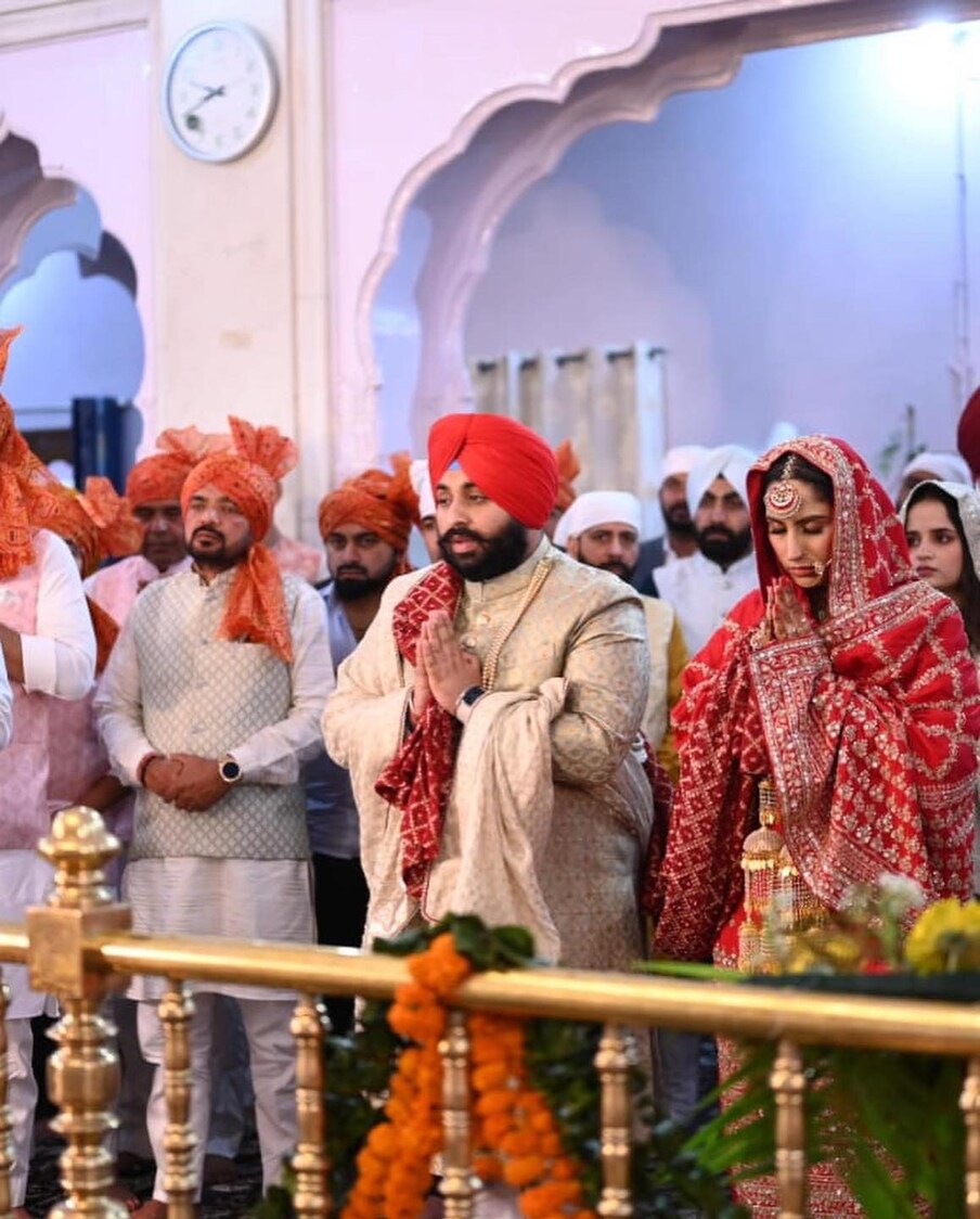  Harjot Singh Bains Wedding: ਪੰਜਾਬ ਦੇ ਕੈਬਨਿਟ ਮੰਤਰੀ ਹਰਜੋਤ ਸਿੰਘ ਬੈਂਸ ਪਿਛਲੇ ਹਫਤੇ ਵਿਆਹ ਦੇ ਬੰਧਨ ਵਿੱਚ ਬੱਝ ਗਏ। ਉਨ੍ਹਾਂ ਦਾ ਵਿਆਹ ਆਈਪੀਐਸ ਅਧਿਕਾਰੀ ਜੋਤੀ ਯਾਦਵ ਨਾਲ ਹੋਇਆ ਹੈ। ਜੋਤੀ ਯਾਦਵ ਪੰਜਾਬ ਪੁਲਿਸ ਵਿਚ ਐਸਪੀ ਹਨ। ਹੁਣ ਉਨ੍ਹਾਂ ਨੇ ਆਪਣੇ ਫੇਸਬੁਕ ਸਫੇ ਉਤੇ ਪਤਨੀ ਨਾਲ ਕੁਝ ਤਸਵੀਰਾਂ ਸਾਂਝੀਆਂ ਕੀਤੀਆਂ ਹਨ।