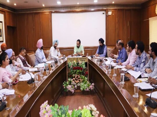 ਮੀਤ ਹੇਅਰ ਨੇ ਜਨਤਕ ਰੇਤ ਖੱਡਾਂ ਦੇ ਕੰਮਕਾਜ ਦਾ ਜਾਇਜ਼ਾ ਲਿਆ