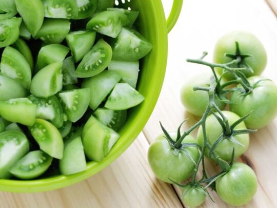Green Tomato: ਇਹ ਮੌਸਮੀ ਟਮਾਟਰ ਬਹੁਤ ਹੀ ਸੁਆਦੀ ਹੁੰਦਾ ਹੈ, ਜਿਸ ਦੀ ਵਰਤੋਂ ਕੜ੍ਹੀ ਅਤੇ ਚਟਨੀ ਬਣਾਉਣ ਲਈ ਕੀਤੀ ਜਾ ਸਕਦੀ ਹੈ, ਪਰ ਕੀ ਇਹ ਸਿਹਤ ਲਈ ਫਾਇਦੇਮੰਦ ਹੈ?ਹਰੇ ਟਮਾਟਰ ਨੂੰ ਸਾਡੀ ਖੁਰਾਕ ਦਾ ਹਿੱਸਾ ਬਣਾਉਣਾ ਚਾਹੀਦਾ ਹੈ ਜਾਂ ਨਹੀਂ। ਆਓ ਜਾਣਦੇ ਹਾਂ...