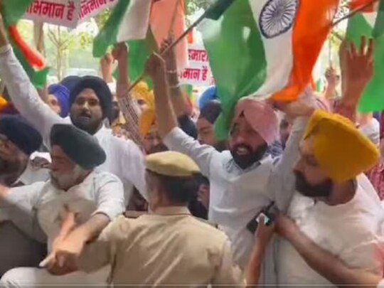 ਲੰਡਨ 'ਚ ਤਿਰੰਗੇ ਦੇ ਅਪਮਾਨ ਤੋਂ ਭੜਕੇ ਸਿੱਖਾਂ ਨੇ ਦਿੱਲੀ 'ਚ ਬ੍ਰਿਟਿਸ਼ ਹਾਈ ਕਮਿਸ਼ਨ ਦੇ ਬਾਹਰ ਕੀਤਾ ਜ਼ੋਰਦਾਰ ਪ੍ਰਦਰਸ਼ਨ