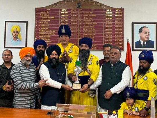 Punjab News: ਡਿਪਟੀ ਸਪੀਕਰ ਨੇ ਅੰਤਰਰਾਸ਼ਟਰੀ ਪੱਧਰ 'ਤੇ ਪ੍ਰਸਿੱਧ ਗੱਤਕਾ ਗਰੁੱਪ ਦੇ ਯਤਨਾਂ ਦੀ ਸ਼ਲਾਘਾ ਕਰਦਿਆਂ ਕਿਹਾ ਕਿ ਗੱਤਕਾ ਗਰੁੱਪ ਦੇ ਮੈਂਬਰਾਂ ਨੇ ਇਹ ਸਨਮਾਨ ਜਿੱਤ ਕੇ ਪੰਜਾਬ ਰਾਜ ਦਾ ਨਾਂ ਰੌਸ਼ਨ ਕੀਤਾ ਹੈ, ਇਸ ਲਈ ਉਹ ਵਧਾਈ ਦੇ ਹੱਕਦਾਰ ਹਨ।