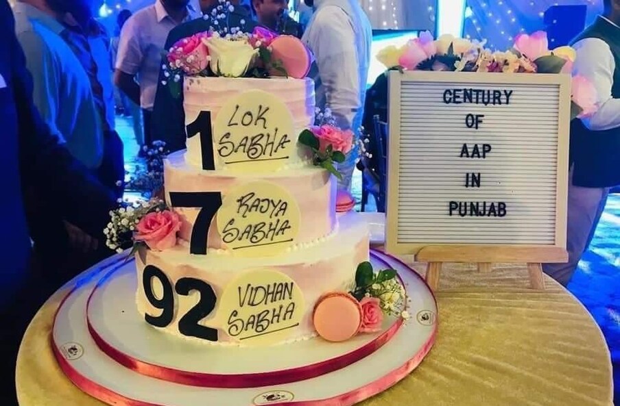  ਮੁੱਖ ਮੰਤਰੀ ਭਗਵੰਤ ਮਾਨ ਵੱਲੋਂ ਸੂਬੇ ਦੇ ਸਾਰੇ ਮੰਤਰੀਆਂ, ਵਿਧਾਇਕਾਂ ਤੇ ਸੰਸਦ ਮੈਂਬਰਾਂ ਅਤੇ ਪਰਿਵਾਰਾਂ ਨੂੰ ਰਾਤਰੀ ਭੋਜ ਦਿੱਤਾ ਗਿਆ। ਇਸ ਮੌਕੇ ਆਮ ਆਦਮੀ ਪਾਰਟੀ (ਆਪ) ਦੇ ਸੁਪਰੀਮੋ ਤੇ ਦਿੱਲੀ ਦੇ ਮੁੱਖ ਮੰਤਰੀ ਅਰਵਿੰਦ ਕੇਜਰੀਵਾਲ ਵਿਸ਼ੇਸ਼ ਤੌਰ ’ਤੇ ਸ਼ਾਮਲ ਹੋਏ।