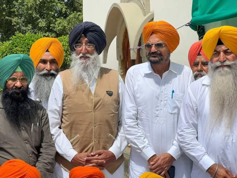 ਸਿੱਧੂ ਮੂਸੇਵਾਲਾ ਦੇ ਪਿਤਾ ਬਲਕੌਰ ਸਿੰਘ ਨੇ ਦਿੱਤਾ ਵੱਡਾ ਬਿਆਨ, ਅੱਜ ਸਿੱਧੂ ਦੇ ਕਤਲ ਦੇ 459 ਦਿਨ ਪੂਰੇ ਹੋਣ 'ਤੇ ਉਨ੍ਹਾਂ ਕਿਹਾ ਕਿ ਗੈਂਗਸਟਰਾਂ ਨੂੰ ਸੁਰੱਖਿਆ ਦੇਣਾ ਬੇਸ਼ੱਕ ਉਨ੍ਹਾਂ ਦਾ ਮੌਲਿਕ ਅਧਿਕਾਰ ਹੈ ਪਰ ਗੈਂਗਸਟਰਾਂ ਨੂੰ ਹੀਰੋ ਵਜੋਂ ਪੇਸ਼ ਕਰਨਾ ਕਿਸੇ ਤਰ੍ਹਾਂ ਆਮ ਲੋਕਾਂ ਨੂੰ ਨੀਵਾਂ ਦਿਖਾਉਣ ਦੇ ਬਰਾਬਰ ਹੈ। ਇਸ ਤੋਂ ਕੀ ਸਾਬਤ ਹੁੰਦਾ ਹੈ ਕਿ ਗੈਂਗਸਟਰ ਐਨਕਾਂ ਲਗਾਉਂਦੇ ਹਨ ਨਾ ਕਿ ਹੱਥਕੜੀਆਂ।ਉਸ ਨੇ ਇੱਕ ਵਾਰ ਫਿਰ ਸਿੱਧੂ ਮੂਸੇ ਵਾਲਾ ਲਈ ਇਨਸਾਫ਼ ਦੀ ਮੰਗ ਕੀਤੀ।ਉਸ ਨੇ ਸੋਸ਼ਲ ਮੀਡੀਆ 'ਤੇ ਇਹ ਪੋਸਟ ਪਾਈ।