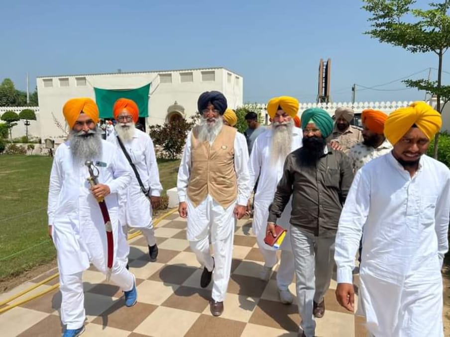  ਦੱਸ ਦਈਏ ਕਿ ਸੰਗਰੂਰ ਤੋਂ ਸੰਸਦ ਮੈਂਬਰ ਅਤੇ ਸ਼੍ਰੋਮਣੀ ਅਕਾਲੀ ਦਲ ਅੰਮ੍ਰਿਤਸਰ ਦੇ ਪ੍ਰਧਾਨ ਸਿਮਰਨਜੀਤ ਸਿੰਘ ਮਾਨ ਨੇ ਆਖਿਆ ਹੈ ਕਿ ਮਰਹੂਮ ਪੰਜਾਬੀ ਗਾਇਕ ਸਿੱਧੂ ਮੂਸੇਵਾਲਾ ਤੇ ਅਦਾਕਾਰ ਦੀਪ ਸਿੱਧੂ ਦੀ ਤਸਵੀਰ ਕੇਂਦਰੀ ਸਿੱਖ ਅਜਾਇਬ ਘਰ ਵਿੱਚ ਸਥਾਪਿਤ ਕੀਤੀ ਜਾਣੀ ਚਾਹੀਦੀ ਹੈ।