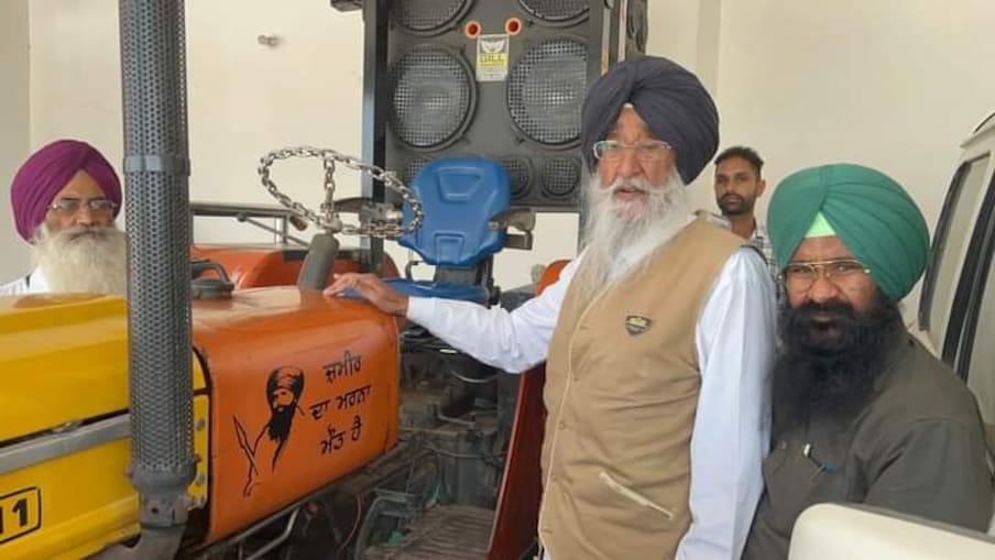  ਇਸ ਮੌਰੇ ਸੰਗਰੂਰ ਤੋਂ ਐਮਪੀ ਸਿਮਰਨਜੀਤ ਸਿੰਘ ਮਾਨ ਨੇ ਸਿੱਧੂਮੂਸੇਵਾਲਾ ਦੀ ਹਵੇਲੀ ਵਿਚ ਜਾ ਕੇ ਉਨ੍ਹਾਂ ਦੇ ਟੈਕਟਰ ਕੋਲ ਖੜ ਕੇ ਤਸਵੀਰ ਖਿਚਵਾਈ।