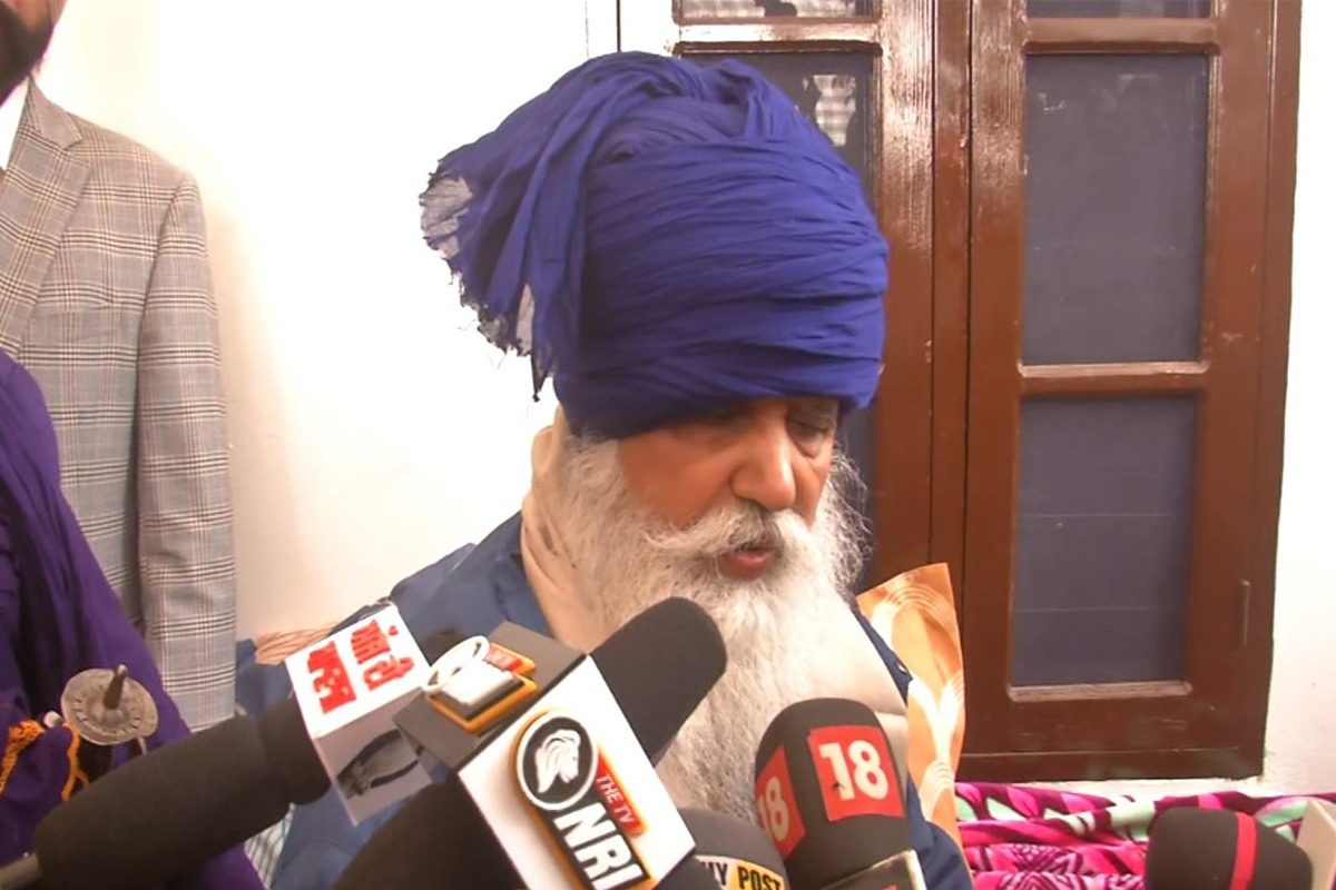 ਫਾਇਰਿੰਗ ਤੋਂ ਬਾਅਦ ਨਿਹੰਗਾਂ ਨੇ ਛੱਡਿਆ ਗੁਰੂਘਰ ਤੋਂ ਕਬਜ਼ਾ, ਟਰੱਕ 'ਚ ਲੱਦ ਰਹੇ ਸਾਮਾਨ..