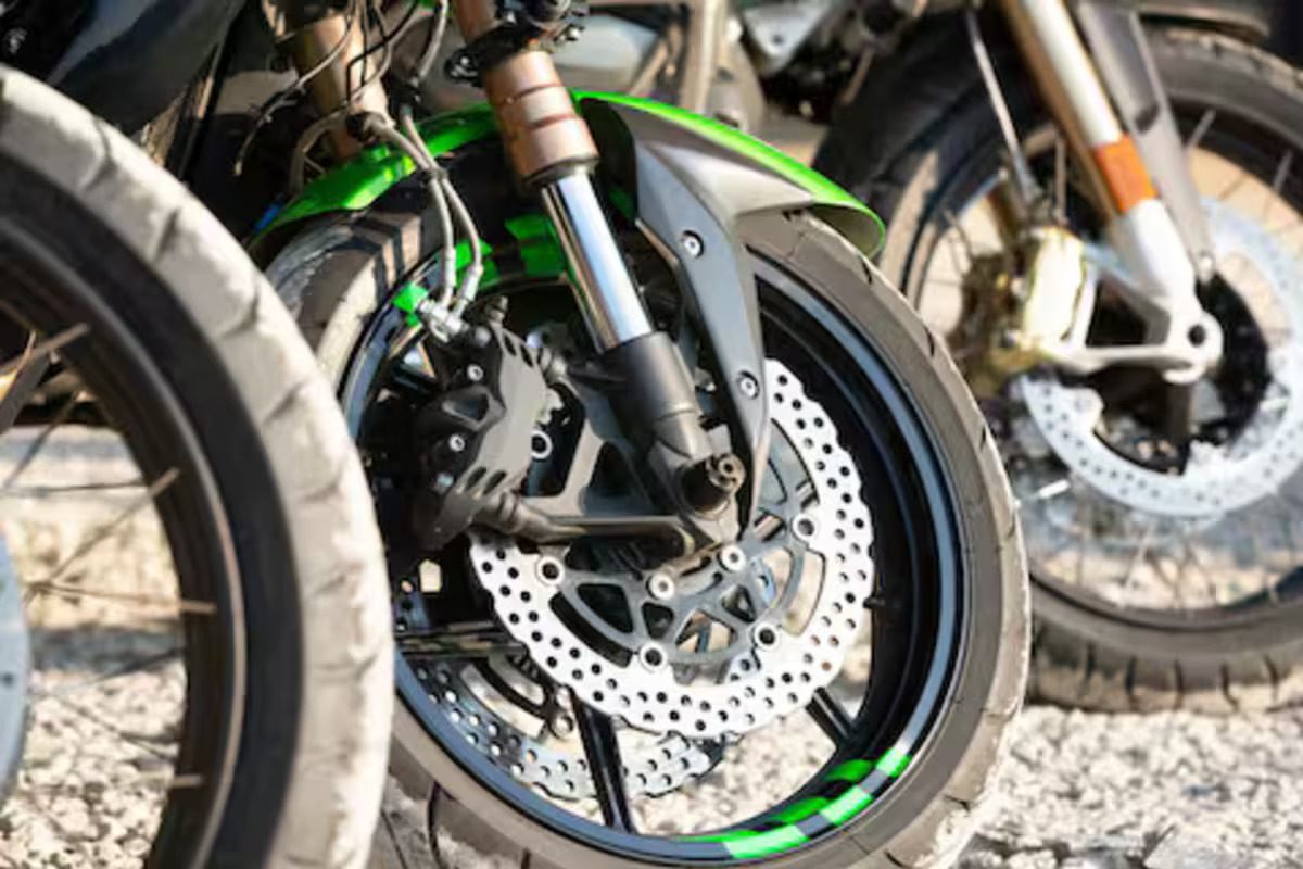 अगर आप डिस्क ब्रेक वाली बाइक चलाते हैं तो जान लीजिए इसके फायदे और नुकसान अगर आप डिस्क ब्रेक वाली बाइक चलाते हैं तो जान लीजिए इसके फायदे और नुकसान