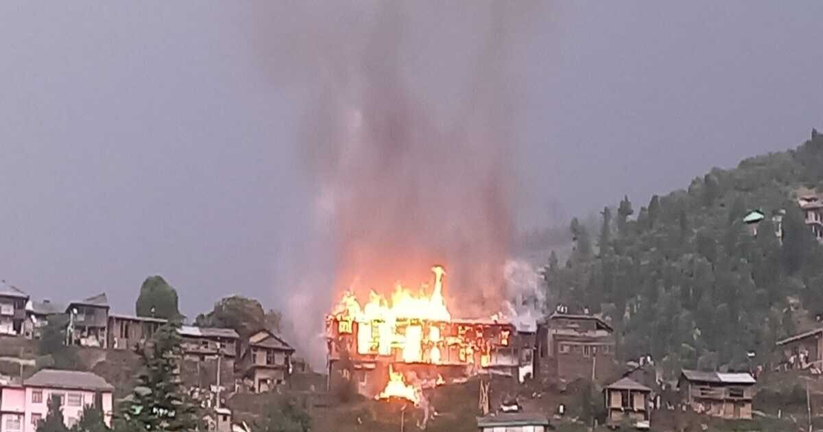 Homopal Fire ਹਿਮਾਚਲ ਪ੍ਰਦੇਸ਼ 'ਚ ਭਿਆਨਕ ਅੱਗ ਨਾਲ ਜੱਦੀ ਘਰ ਸੜਿਆ, 1 ਕਰੋੜ ਦਾ ਨੁਕਸਾਨ, 50 ਲੋਕ ...