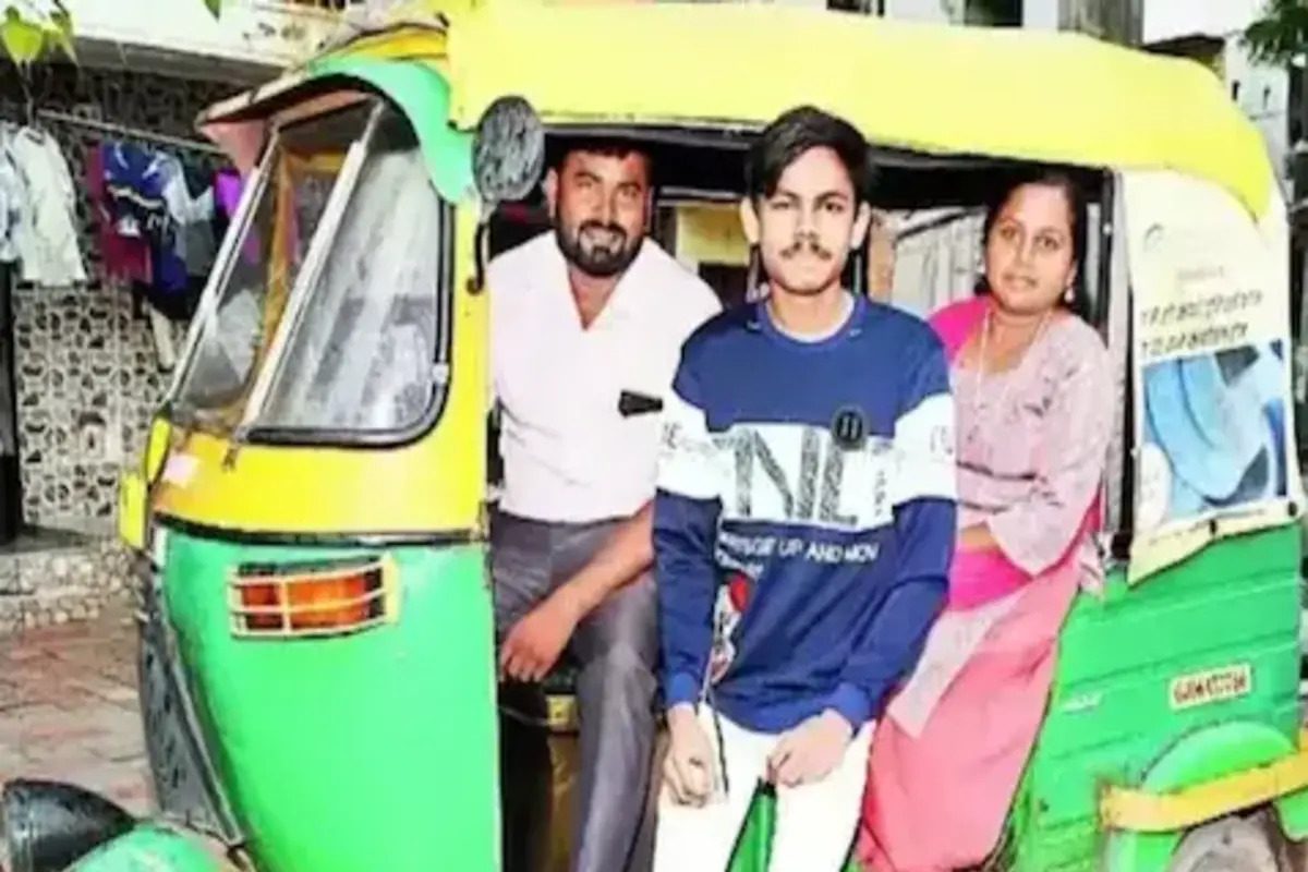 बिना कोचिंग के जेईई क्रैक करने वाला ऑटो ड्राइवर का बेटा कमल अब यहीं से पढ़ाई कर रहा है बिना कोचिंग के जेईई क्रैक करने वाला ऑटो ड्राइवर का बेटा कमल अब यहीं से पढ़ाई कर रहा है