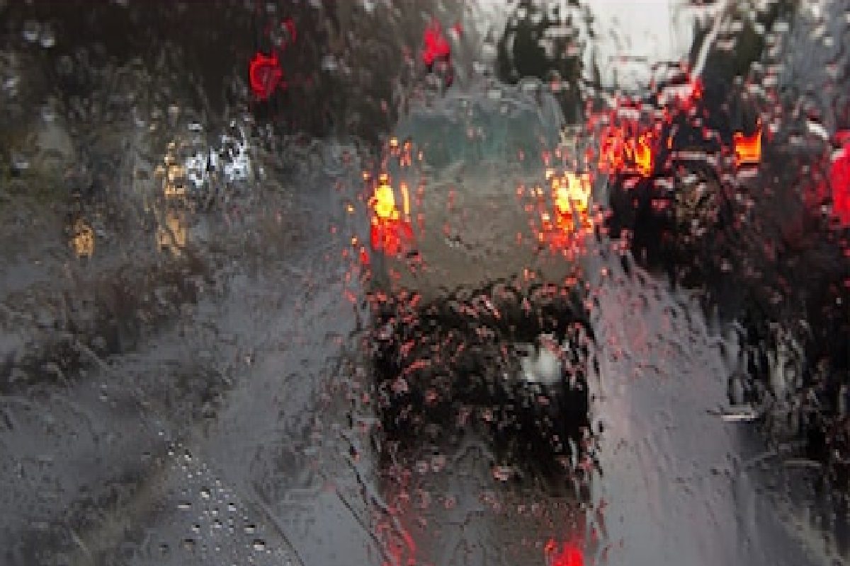 बारिश में कार चलाते समय खिड़कियों पर जम जाता है कोहरा तो इन 7 तरीकों से हटाएं, दुर्घटना से बचा जा सकता है बारिश में कार चलाते समय खिड़कियों पर जम जाता है कोहरा तो इन 7 तरीकों से हटाएं, दुर्घटना से बचा जा सकता है