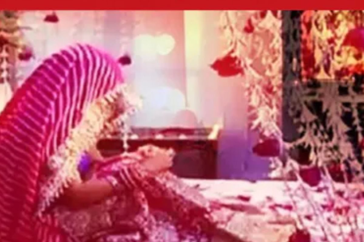 सुहागरात के मौके पर बालकनी में बैठे थे दूल्हा-दुल्हन, अचानक हुआ कुछ… सुहागरात के मौके पर बालकनी में बैठे थे दूल्हा-दुल्हन, अचानक हुआ कुछ…