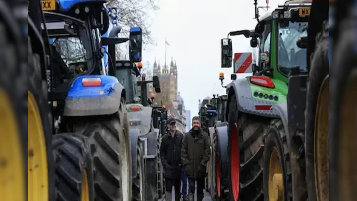 Farmers blocked the Parliament Building road with tractors, the protest is going on over the tax