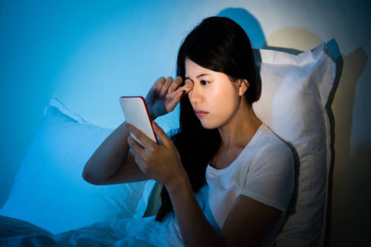 चेतावनी! 📱 लगातार Reels देखने से हो सकता है Eye Damage – डॉक्टरों ने दी बड़ी सलाह 👁️⚠️ चेतावनी! 📱 लगातार Reels देखने से हो सकता है Eye Damage – डॉक्टरों ने दी बड़ी सलाह 👁️⚠️