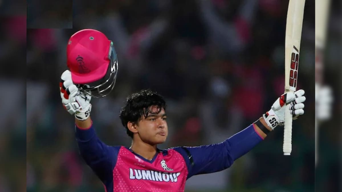 Seeing hundredth of Visay, 14 years, standed from wheelchair, Rahul Dravid, the opposing team also did