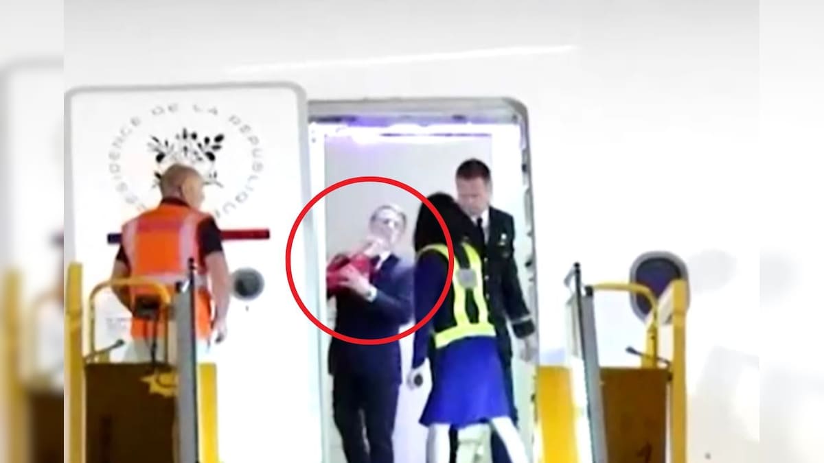 See the President of France before the plane, see the Video – News-Patiala English