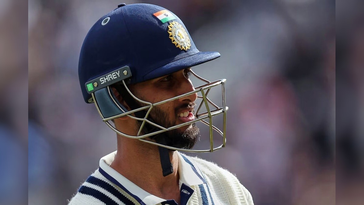 During the match, the fast bowler of Team India fell on the field due to an injury on his head