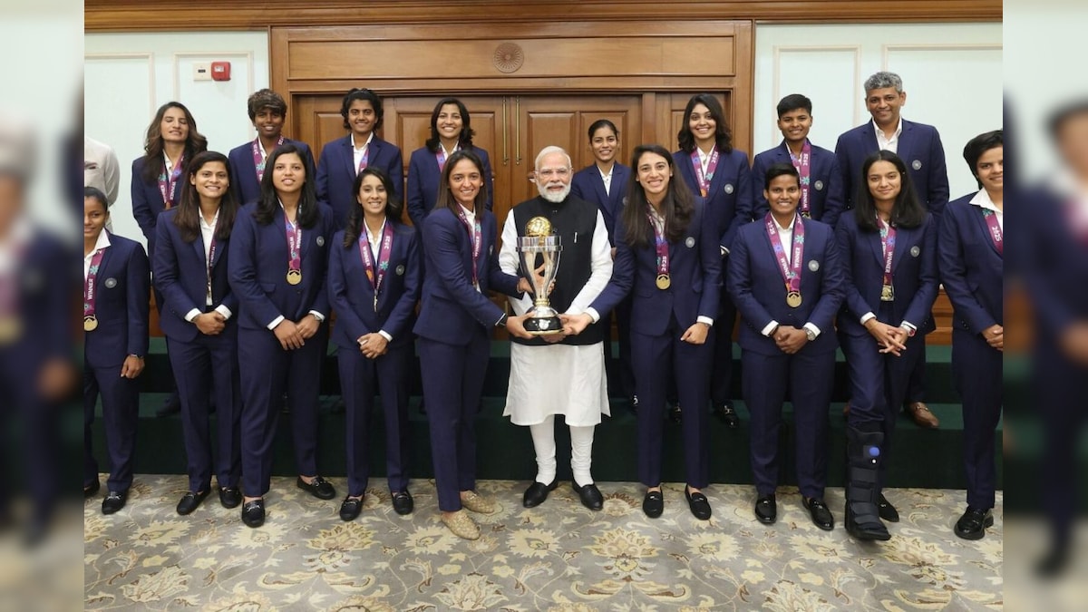 Trophy in hand, medal around neck and smile on face… World champion Indian women’s team met PM Modi in this special style.
