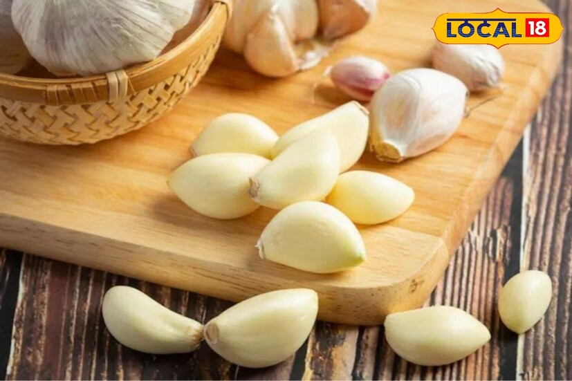 Consuming garlic increases blood circulation, allowing oxygen and nutrients to reach the skin easily. It also helps in improving skin tone. The antioxidants it contains protect the skin from free radicals, reducing the appearance of dark circles, wrinkles and other signs of aging. Skin naturally glows with regular consumption. Reducing screen time, splashing cold water on the eyes before going to bed and eating nutritious food can alleviate this problem. If you follow these home remedies regularly, you can see the difference in dark circles and dark circles under the eyes in just 7 days.
