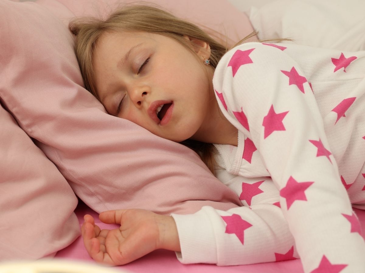 Why should not sleep with mouth open? You will be surprised to know 5 big losses, know the main reason behind the bad habit, Why you should not sleep with your mouth open? You will be surprised to know 5 major disadvantages, know the main reason behind this bad habit Life 3 1765716964 Open Mouth Sleeping 1 2025 12 039539c0ee81e64511210f5690f98172 -