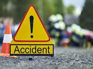 Terrible road accident, speeding car hit 9 girls, 4 died, 5 seriously injured Terrible road accident, speeding car hit 9 girls, 4 died, 5 seriously injured
