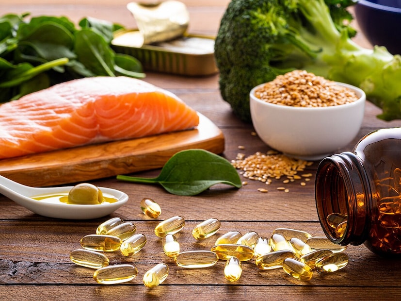 ਓਮੇਗਾ-6 ਫੈਟੀ ਐਸਿਡ..: ਸਾਡੇ ਸਰੀਰ ਨੂੰ ਓਮੇਗਾ-6 ਫੈਟੀ ਐਸਿਡ ਦੀ ਲੋੜ ਹੁੰਦੀ ਹੈ, ਪਰ ਜੇਕਰ ਇਹ ਸਰੀਰ ਵਿੱਚ ਬਹੁਤ ਜ਼ਿਆਦਾ ਹੋਣ, ਤਾਂ ਇਹ ਗੋਡਿਆਂ ਅਤੇ ਜੋੜਾਂ ਲਈ ਨੁਕਸਾਨਦੇਹ ਹੋ ਜਾਂਦੇ ਹਨ। ਓਮੇਗਾ-6 ਸਰੀਰ ਵਿੱਚ ਸੋਜਸ਼ ਪੈਦਾ ਕਰਨ ਵਾਲੇ ਰਸਾਇਣਾਂ ਦੇ ਉਤਪਾਦਨ ਨੂੰ ਵਧਾਉਂਦਾ ਹੈ। ਇਹ ਮੂੰਗਫਲੀ ਦੇ ਤੇਲ, ਬਨਸਪਤੀ ਤੇਲ, ਸੂਰਜਮੁਖੀ ਦੇ ਤੇਲ ਅਤੇ ਮੱਕੀ ਵਿੱਚ ਪਾਇਆ ਜਾਂਦਾ ਹੈ। ਓਮੇਗਾ-6 ਦੇ ਬਹੁਤ ਜ਼ਿਆਦਾ ਸੇਵਨ ਨਾਲ ਸਰੀਰ 'ਅਰਾਚਿਡੋਨਿਕ ਐਸਿਡ' ਪੈਦਾ ਹੁੰਦਾ ਹੈ। ਇਸ ਨਾਲ ਪ੍ਰੋਸਟਾਗਲੈਂਡਿਨ ਪੈਦਾ ਹੁੰਦੇ ਹਨ ਜੋ ਜੋੜਾਂ ਵਿੱਚ ਸੋਜਸ਼ ਪੈਦਾ ਕਰਦੇ ਹਨ। ਇਸ ਨਾਲ ਗਠੀਆ ਅਤੇ ਜੋੜਾਂ ਵਿੱਚ ਦਰਦ ਹੋ ਸਕਦਾ ਹੈ। ਓਮੇਗਾ-6 ਫੈਟੀ ਐਸਿਡ..: ਸਾਡੇ ਸਰੀਰ ਨੂੰ ਓਮੇਗਾ-6 ਫੈਟੀ ਐਸਿਡ ਦੀ ਲੋੜ ਹੁੰਦੀ ਹੈ, ਪਰ ਜੇਕਰ ਇਹ ਸਰੀਰ ਵਿੱਚ ਬਹੁਤ ਜ਼ਿਆਦਾ ਹੋਣ, ਤਾਂ ਇਹ ਗੋਡਿਆਂ ਅਤੇ ਜੋੜਾਂ ਲਈ ਨੁਕਸਾਨਦੇਹ ਹੋ ਜਾਂਦੇ ਹਨ। ਓਮੇਗਾ-6 ਸਰੀਰ ਵਿੱਚ ਸੋਜਸ਼ ਪੈਦਾ ਕਰਨ ਵਾਲੇ ਰਸਾਇਣਾਂ ਦੇ ਉਤਪਾਦਨ ਨੂੰ ਵਧਾਉਂਦਾ ਹੈ। ਇਹ ਮੂੰਗਫਲੀ ਦੇ ਤੇਲ, ਬਨਸਪਤੀ ਤੇਲ, ਸੂਰਜਮੁਖੀ ਦੇ ਤੇਲ ਅਤੇ ਮੱਕੀ ਵਿੱਚ ਪਾਇਆ ਜਾਂਦਾ ਹੈ। ਓਮੇਗਾ-6 ਦੇ ਬਹੁਤ ਜ਼ਿਆਦਾ ਸੇਵਨ ਨਾਲ ਸਰੀਰ 'ਅਰਾਚਿਡੋਨਿਕ ਐਸਿਡ' ਪੈਦਾ ਹੁੰਦਾ ਹੈ। ਇਸ ਨਾਲ ਪ੍ਰੋਸਟਾਗਲੈਂਡਿਨ ਪੈਦਾ ਹੁੰਦੇ ਹਨ ਜੋ ਜੋੜਾਂ ਵਿੱਚ ਸੋਜਸ਼ ਪੈਦਾ ਕਰਦੇ ਹਨ। ਇਸ ਨਾਲ ਗਠੀਆ ਅਤੇ ਜੋੜਾਂ ਵਿੱਚ ਦਰਦ ਹੋ ਸਕਦਾ ਹੈ।