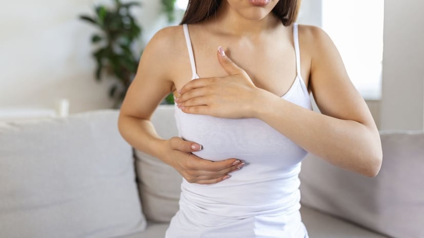 ਬ੍ਰੈਸਟ 'ਚ ਬਦਲਾਅ- ਜੇਕਰ ਬ੍ਰੈਸਟ 'ਚ ਕੋਈ ਬਦਲਾਅ ਹੁੰਦਾ ਹੈ ਤਾਂ ਇਹ ਕੈਂਸਰ ਹੋ ਸਕਦਾ ਹੈ। ਜੇਕਰ ਛਾਤੀ ਦੇ ਕਿਸੇ ਹਿੱਸੇ ਵਿੱਚ ਗੰਢ ਹੋਵੇ, ਨਿੱਪਲ ਤੋਂ ਚਿਪਚਿਪਾ ਪਦਾਰਥ ਨਿਕਲਦਾ ਹੋਵੇ, ਛਾਤੀ ਵਿੱਚ ਦਰਦ ਹੋਵੇ, ਨਿੱਪਲ ਦੇ ਰੰਗ, ਆਕਾਰ ਜਾਂ ਆਕਾਰ ਵਿੱਚ ਬਦਲਾਅ ਹੋਵੇ ਜਾਂ ਛਾਤੀ ਵਿੱਚ ਕੋਈ ਬਦਲਾਅ ਹੋਵੇ ਤਾਂ ਤੁਰੰਤ ਡਾਕਟਰ ਦੀ ਸਲਾਹ ਲੈਣੀ ਚਾਹੀਦੀ ਹੈ। ਉਥੇ ਹੀ ਸਰੀਰ ਦੇ ਅੰਗਾਂ ਵਿੱਚ ਦਰਦ - ਕਈ ਵਾਰ ਹੱਡੀਆਂ, ਅੰਡਕੋਸ਼, ਪੈਨਕ੍ਰੀਅਸ ਜਾਂ ਹੋਰ ਅੰਦਰੂਨੀ ਅੰਗਾਂ ਵਿੱਚ ਕੈਂਸਰ ਹੋਣ ਕਾਰਨ ਸਰੀਰ ਦੇ ਕਮਰ, ਪਿੱਠ ਜਾਂ ਗੋਡਿਆਂ ਵਿੱਚ ਲਗਾਤਾਰ ਦਰਦ ਹੁੰਦਾ ਹੈ। ਇਹ ਦਰਦ ਹੋਰ ਆਮ ਦਰਦਾਂ ਵਾਂਗ ਘੱਟ ਨਹੀਂ ਹੁੰਦਾ। ਇਸ ਦੀ ਬਜਾਏ, ਇਹ ਸਮੇਂ ਦੇ ਨਾਲ ਵਿਗੜਦਾ ਜਾਂਦਾ ਹੈ, ਜਿਸਦਾ ਮਤਲਬ ਹੈ ਕਿ ਕੈਂਸਰ ਸੈੱਲ ਵਧ ਰਹੇ ਹਨ ਜਾਂ ਸਰੀਰ 'ਤੇ ਦਬਾਅ ਪਾ ਰਹੇ ਹਨ।. ਬ੍ਰੈਸਟ 'ਚ ਬਦਲਾਅ- ਜੇਕਰ ਬ੍ਰੈਸਟ 'ਚ ਕੋਈ ਬਦਲਾਅ ਹੁੰਦਾ ਹੈ ਤਾਂ ਇਹ ਕੈਂਸਰ ਹੋ ਸਕਦਾ ਹੈ। ਜੇਕਰ ਛਾਤੀ ਦੇ ਕਿਸੇ ਹਿੱਸੇ ਵਿੱਚ ਗੰਢ ਹੋਵੇ, ਨਿੱਪਲ ਤੋਂ ਚਿਪਚਿਪਾ ਪਦਾਰਥ ਨਿਕਲਦਾ ਹੋਵੇ, ਛਾਤੀ ਵਿੱਚ ਦਰਦ ਹੋਵੇ, ਨਿੱਪਲ ਦੇ ਰੰਗ, ਆਕਾਰ ਜਾਂ ਆਕਾਰ ਵਿੱਚ ਬਦਲਾਅ ਹੋਵੇ ਜਾਂ ਛਾਤੀ ਵਿੱਚ ਕੋਈ ਬਦਲਾਅ ਹੋਵੇ ਤਾਂ ਤੁਰੰਤ ਡਾਕਟਰ ਦੀ ਸਲਾਹ ਲੈਣੀ ਚਾਹੀਦੀ ਹੈ। ਉਥੇ ਹੀ ਸਰੀਰ ਦੇ ਅੰਗਾਂ ਵਿੱਚ ਦਰਦ - ਕਈ ਵਾਰ ਹੱਡੀਆਂ, ਅੰਡਕੋਸ਼, ਪੈਨਕ੍ਰੀਅਸ ਜਾਂ ਹੋਰ ਅੰਦਰੂਨੀ ਅੰਗਾਂ ਵਿੱਚ ਕੈਂਸਰ ਹੋਣ ਕਾਰਨ ਸਰੀਰ ਦੇ ਕਮਰ, ਪਿੱਠ ਜਾਂ ਗੋਡਿਆਂ ਵਿੱਚ ਲਗਾਤਾਰ ਦਰਦ ਹੁੰਦਾ ਹੈ। ਇਹ ਦਰਦ ਹੋਰ ਆਮ ਦਰਦਾਂ ਵਾਂਗ ਘੱਟ ਨਹੀਂ ਹੁੰਦਾ। ਇਸ ਦੀ ਬਜਾਏ, ਇਹ ਸਮੇਂ ਦੇ ਨਾਲ ਵਿਗੜਦਾ ਜਾਂਦਾ ਹੈ, ਜਿਸਦਾ ਮਤਲਬ ਹੈ ਕਿ ਕੈਂਸਰ ਸੈੱਲ ਵਧ ਰਹੇ ਹਨ ਜਾਂ ਸਰੀਰ 'ਤੇ ਦਬਾਅ ਪਾ ਰਹੇ ਹਨ।.