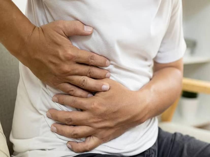 লাগাতার পেটের সমস্যা-- কোলন ক্যানসারের একটি গুরুত্বপূর্ণ লক্ষণ অন্ত্রের সমস্যা। যদি মলত্যাগের অভ্যাসে অস্বাভাবিক কোনও পরিবর্তন ঘটে, যেমন মলের রং কালো হয়ে যাওয়া বা মলে রক্ত দেখা দেওয়া, চিন্তার বিষয়। গত এক দশকে আমেরিকা এবং বিশ্বজুড়ে কোলন ক্যানসারের ঘটনা বেড়েছে। বিশেষজ্ঞদের মতে, এই বৃদ্ধির পেছনে পরিবেশগত ও খাদ্যাভ্যাসের পরিবর্তন একটি বড় কারণ।Image: News18 লাগাতার পেটের সমস্যা-- কোলন ক্যানসারের একটি গুরুত্বপূর্ণ লক্ষণ অন্ত্রের সমস্যা। যদি মলত্যাগের অভ্যাসে অস্বাভাবিক কোনও পরিবর্তন ঘটে, যেমন মলের রং কালো হয়ে যাওয়া বা মলে রক্ত দেখা দেওয়া, চিন্তার বিষয়। গত এক দশকে আমেরিকা এবং বিশ্বজুড়ে কোলন ক্যানসারের ঘটনা বেড়েছে। বিশেষজ্ঞদের মতে, এই বৃদ্ধির পেছনে পরিবেশগত ও খাদ্যাভ্যাসের পরিবর্তন একটি বড় কারণ।Image: News18