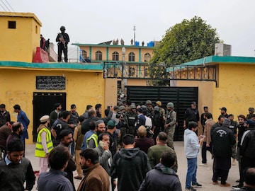 Pakistan Blast Update: Big explosion in Pakistan's Islamabad, 15 dead during prayers, one person blew himself up at the gate of the mosque Pakistan Blast Update: Big explosion in Pakistan's Islamabad, 15 dead during prayers, one person blew himself up at the gate of the mosque