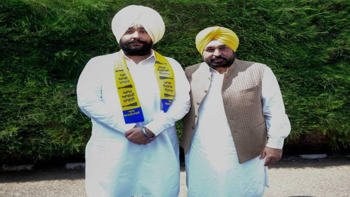ਜਲੰਧਰ ਵਿੱਚ 'ਆਪ' ਨੂੰ ਮਿਲੀ ਹੋਰ ਮਜ਼ਬੂਤੀ, ਰਣਤੇਜ ਸਿੰਘ ਪਾਰਟੀ ਵਿੱਚ ਸ਼ਾਮਲਜਲੰਧਰ ਵਿੱਚ ਆਮ ਆਦਮੀ ਪਾਰਟੀ ਨੂੰ ਹੋਰ ਮਜ਼ਬੂਤੀ ਮਿਲੀ। ਟਕਸਾਲੀ ਅਕਾਲੀ ਪਰਿਵਾਰ ਨਾਲ ਸਬੰਧਤ ਰਣਤੇਜ ਸਿੰਘ ਪੋਵਾਰ ਮੁੱਖ ਮੰਤਰੀ ਭਗਵੰਤ ਮਾਨ ਦੀ ਅਗਵਾਈ ਵਿੱਚ ‘ਆਪ’ ਵਿੱਚ ਸ਼ਾਮਲ ਹੋਏ।