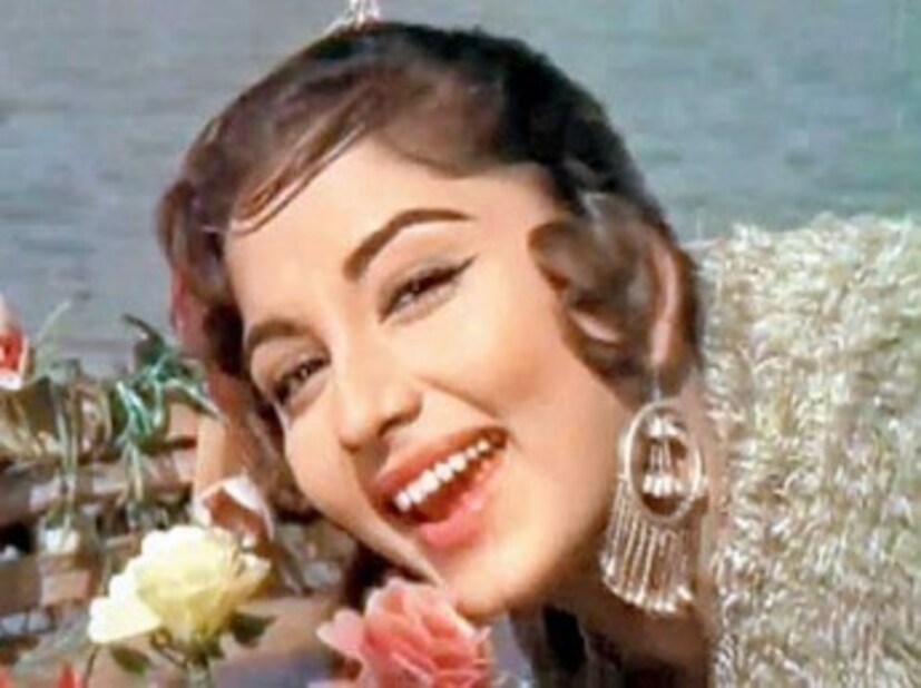 মুঝে দেখকর আপকা মুসকুরানা